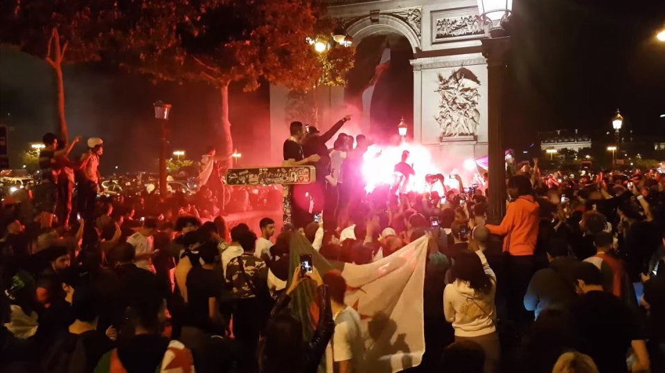Oslavy alžírských fanoušků na Champs-Élysées